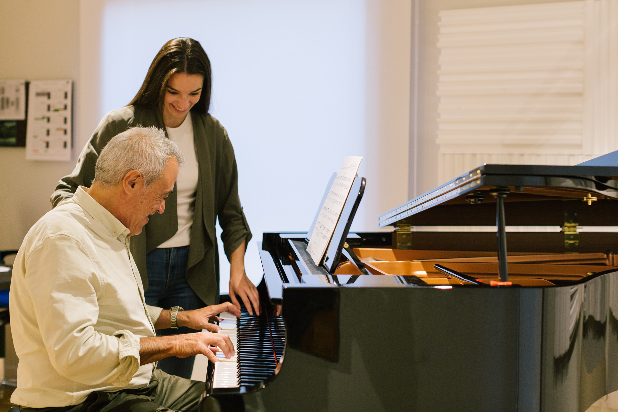 Alumno adulto durante una clase individual de piano con una profesora en Naara Estudio