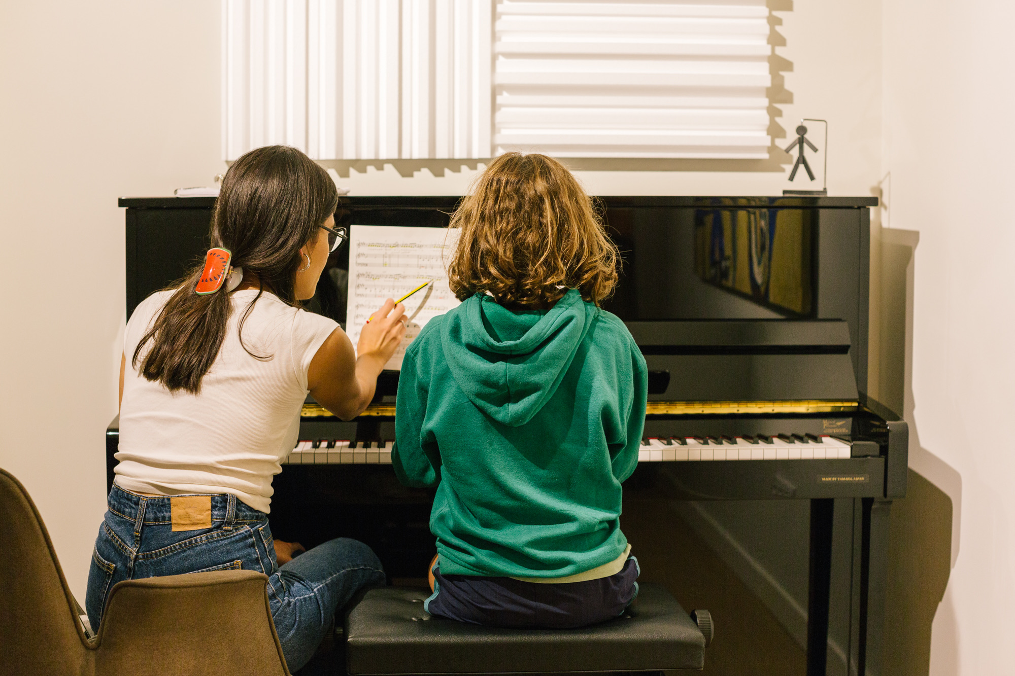 Profesora y alumno durante una clase individual de piano para niños en Naara Estudio
