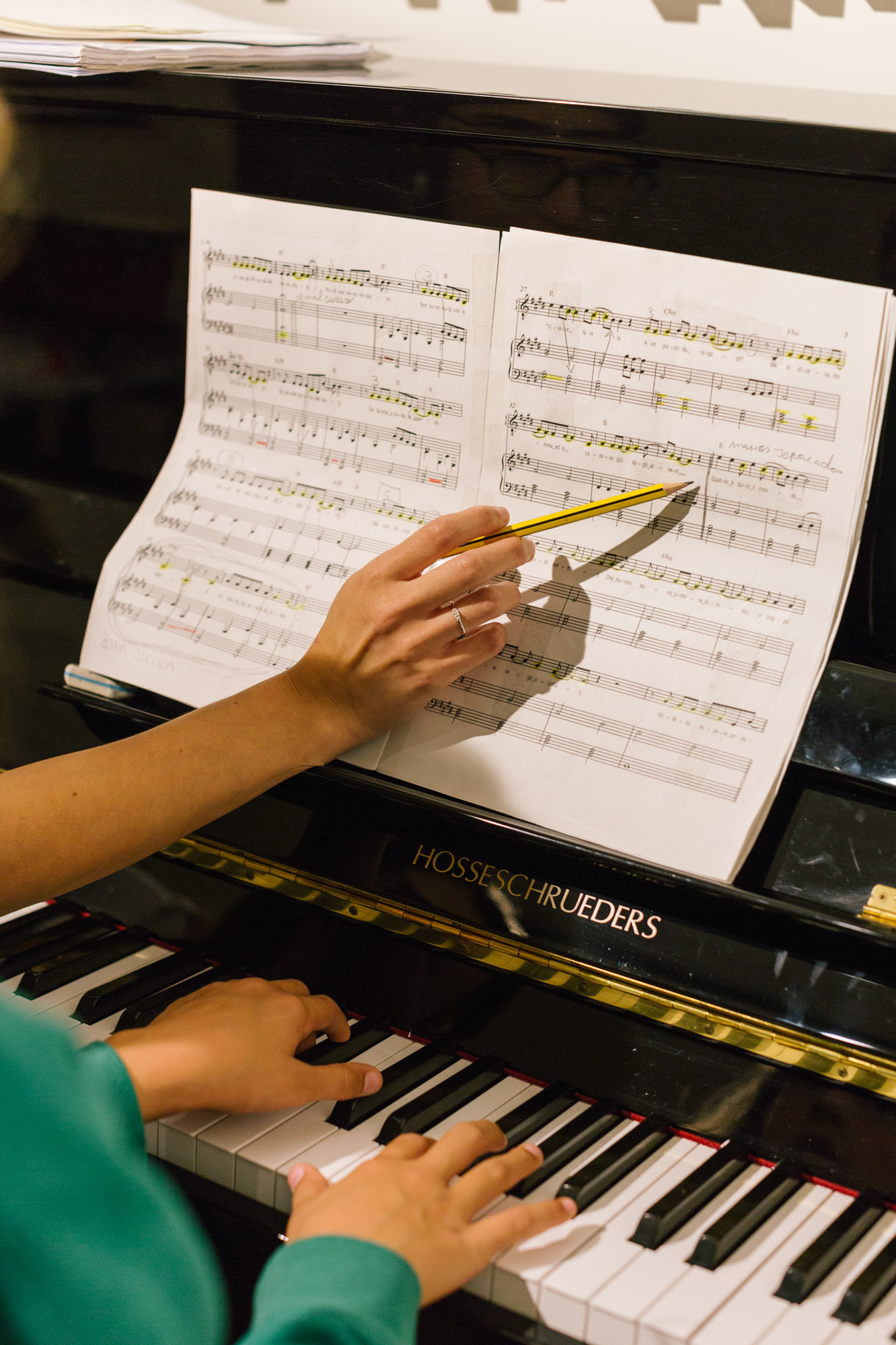 Profesora guiando la lectura de una partitura durante una clase individual de piano